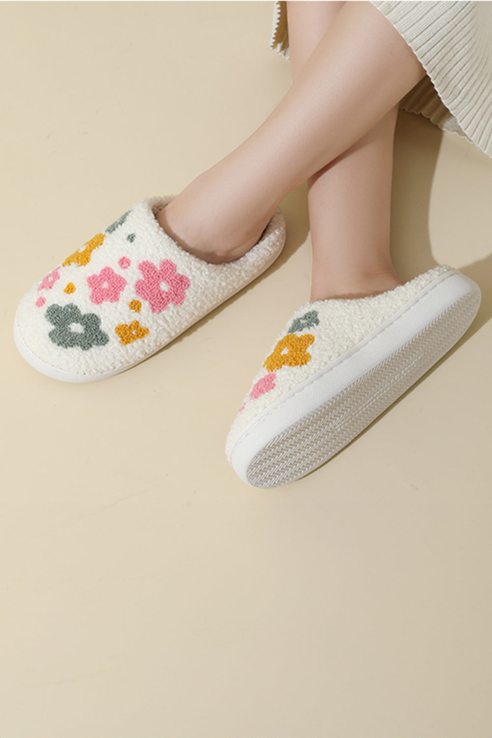 White Flower Pattern Slip On Plush Home Slippers